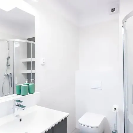 - Center - Cozy One Bedroom - O10 *